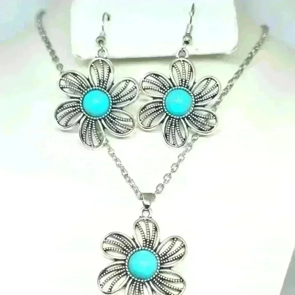 NWOT BEAUTIFUL FLOWER TURQUOISE NECKLACE AND EARRINGS SET